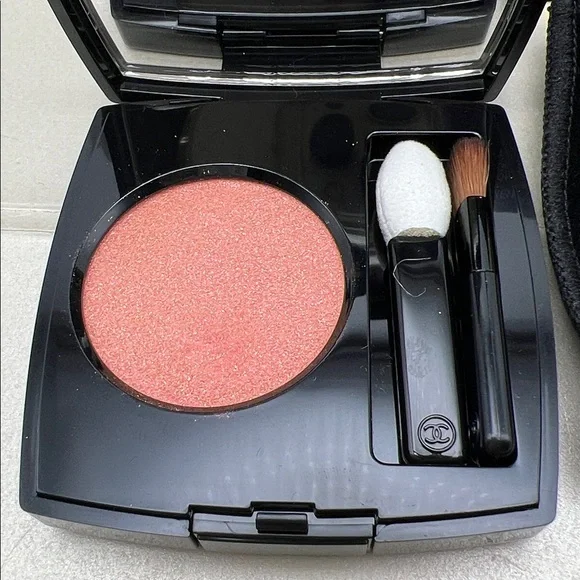 CHANEL Ombre Essentielle Satin Eyeshadow -Coral Pink (822 Rose In Hand) Sold Out - Picture 3 of 17